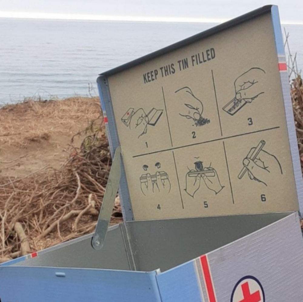 Novelty Rolling Tray/Box W/ Instructions